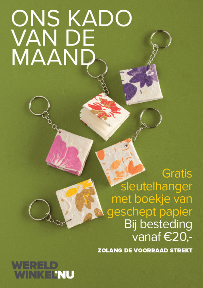 sleutelhangers met boekje van geschept papier